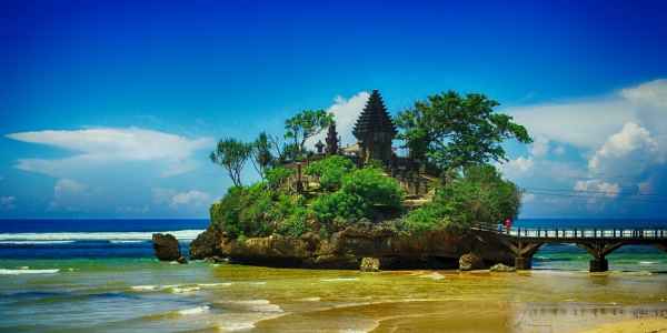 Wisata-Pantai-Balekambang-Malang-Yang-Eksotis
